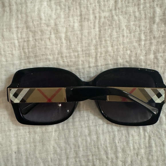 BLACK BURBERRY SQUARE SUNGLASSES - Picture 2 of 4